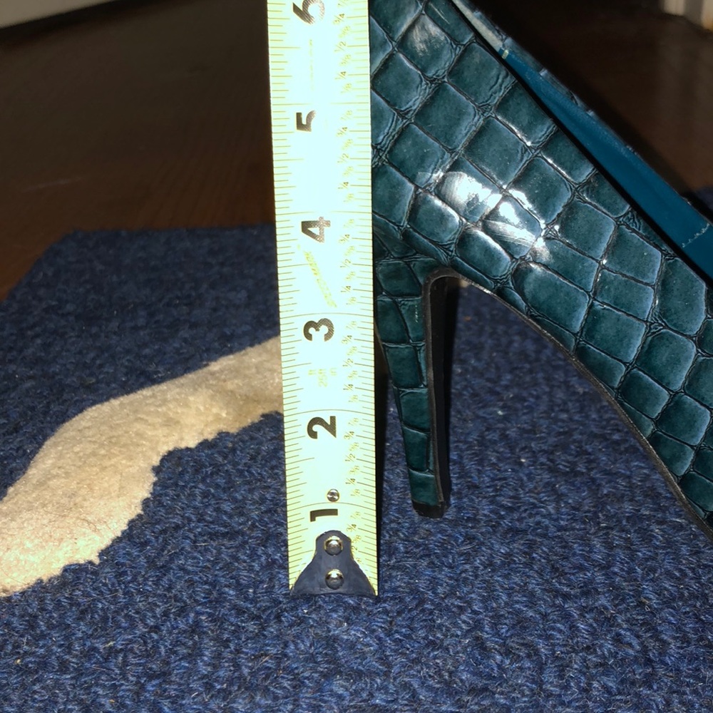 Blue Textured Pattern Close Toe Heels - image 8